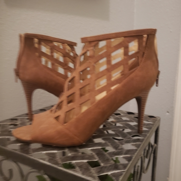 Heels - Picture 2 of 3